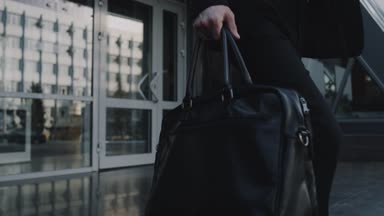 Çantasını holding iş merkezi yürüyüş Closeup iş adamı
