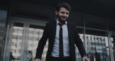 İş ofis ve kravatını alarak röportaj doğduktan sonra çok sinirli genç işadamı