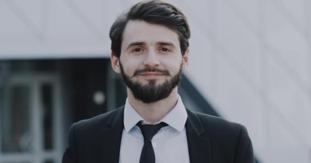 Charismatic young businessman looking with happy face in front of the camera. — Stock Video