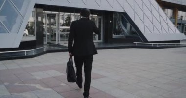 Ofis çalışanı iş üzerinde konuşma için gelen telefon ve office merkezine girin