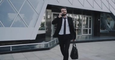 Happy, karizmatik, Genç, iş, adam, dışarı, ofisten, geliyor, bina, konuşma, telefon, holding, onun, evrak çantası