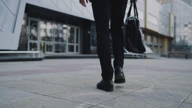 Evrak Çantası'nı holding iş merkezi closeup işadamı geliyor.