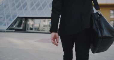 Çantasını holding modern iş merkezi ofis çalışanı gelir