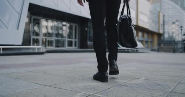 Closeup podnikatel přichází do obchodního centra drží aktovku. — Stock video