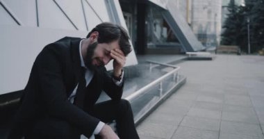 İşletme Binası yanında oturarak röportaj sonra endişeyle iş adamı