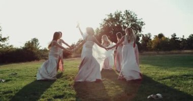 Güzel gelin dağ tepe üzerinde yürüme ve onu çiçekler Buket kokuyor.