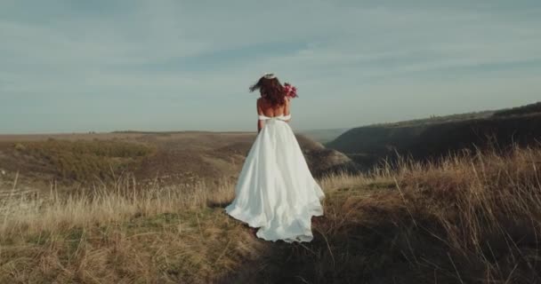 Amazing bride with beautiful dress stand in the top of landscape — Stock Video