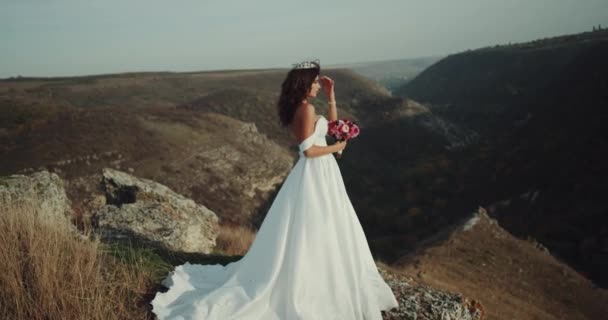 En medio del paisaje increíble novia de pie. 4k — Vídeo de stock