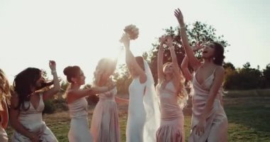 Güzel kızlar ve çim üzerinde atlama ve gülümseyen gelin. 4k