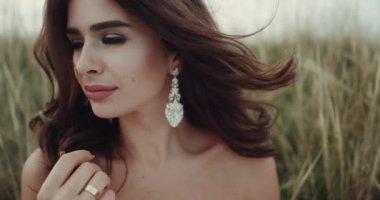 Çok güzel bir gelin gülümsemek yüz gülümseyen bir taç ile. 4k