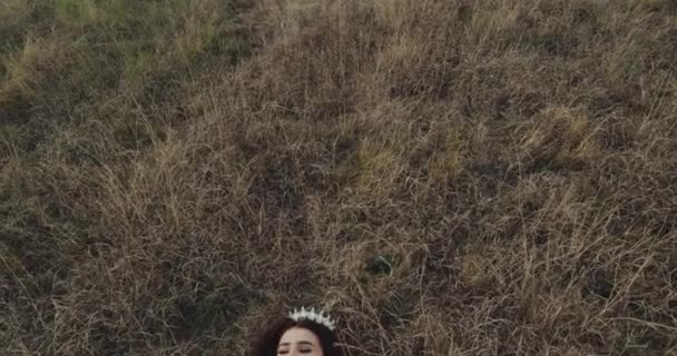Noiva incrível colocado na grama sorrindo. 4k — Vídeo de Stock