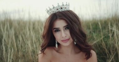Gülümsemek gülümseyen güzel gelin. 4 k. yavaş hareketleri