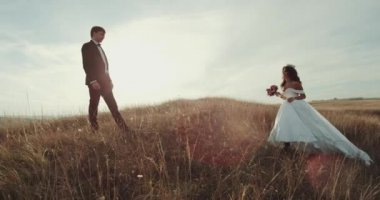 Ortasında yatay ve ona yürüyüş, birbirimizi holding ve öpüşme gelin damat standı.