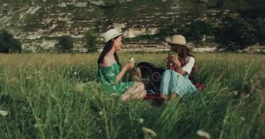 Piknik sandviç yeme ve birlikte çok hoş vakit iki kız ile etkileyici bir dağ geçmiş, zamanla. ağır çekim
