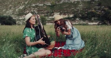 Güzel kızlar piknik dağ manzarası, ortasında fotoğraf çekmeye vakit ve iyi eğlenceler