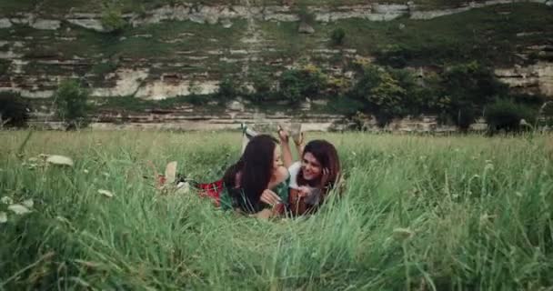 Két fiatal lány, piknik, mosolygós boldog keresi egymás érzelem — Stock videók