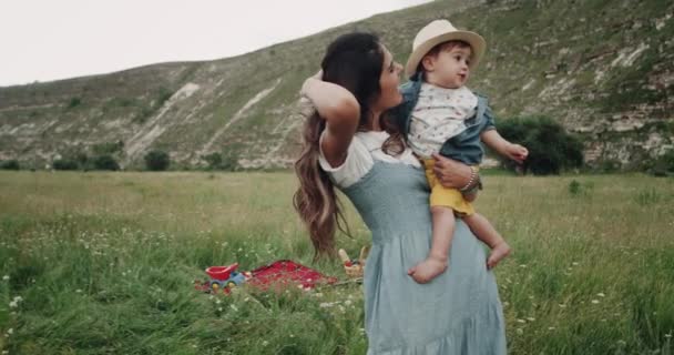 Niño carismático con su madre en medio de la montaña jugando juntos y sonriendo. 4k — Vídeos de Stock