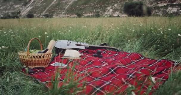 Primer plano manta de picnic en medio de la montaña . — Vídeos de Stock