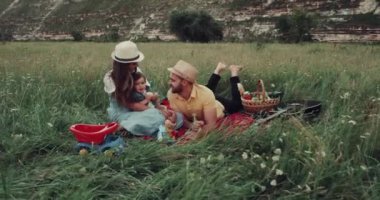 Orta doğanın, Genç bir aile, tüm üyeleri bir battaniye var, birbirimizi tutan bırakmasını zamanla piknik