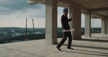 Bir güvenlik kask building.4k çatı katında dans karizmatik genç Oluşturucu