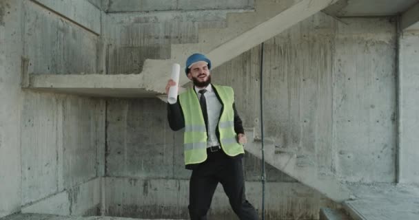 Молодой архитектор танцует в строительном здании. 4k — стоковое видео