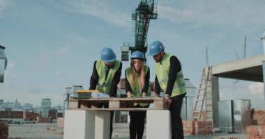 Bir takım elbise ve bir kadın mimar bina inşaat alanı içinde yeni bir Apartament proje analiz iki işadamları s.