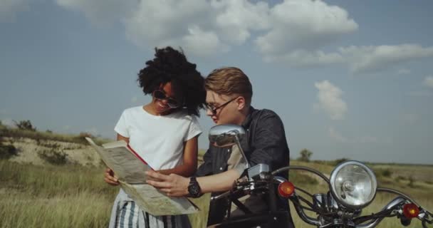 Retro Motorrad Vibes und Hängen mit Freunden ist das Beste in der Natur. — Stockvideo