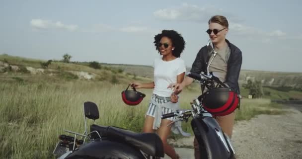 Zwei Freunde, die Spaß daran haben, gemeinsam ein Abenteuer mit dem 80er-Jahre-Motorrad zu erleben. Zeitlupe — Stockvideo