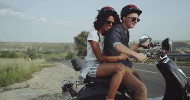Pareja abrazándose en la moto y montando en el camino hacia una nueva aventura . — Vídeos de Stock