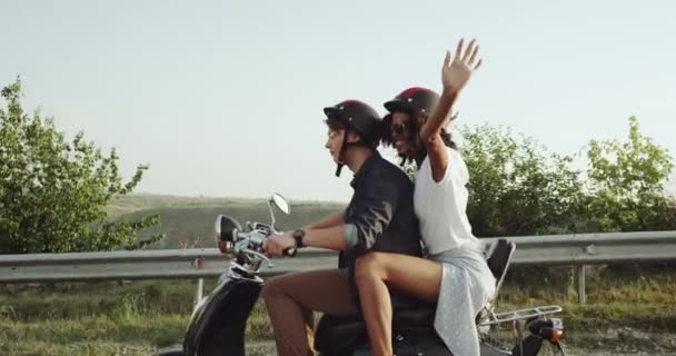 Молодая Женщина Мужчина Едут Мотоцикле Дороге Шлемах — стоковое видео