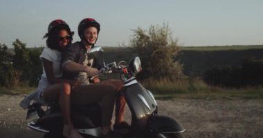 Şık bir çift güneş gözlüğü takıyor ve onların motosiklet çok neşeyle mutlu ve smiling.4k biniyor