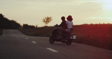 Çift düz yolda denge günbatımı onların yolculuğa almak onların motosiklet ile dokunuyor