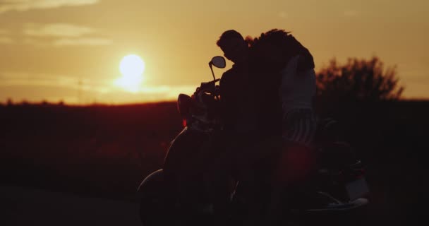 Happy couple all loved up are hugging enjoying the sunset and the girl is taking unforgettable selfies — Stock Video