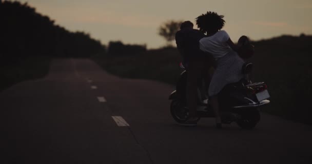 Alle gelukkige geliefden van paar draait naar hun fiets in een haast om te gaan op hun reis lang verre late nacht. 4k — Stockvideo