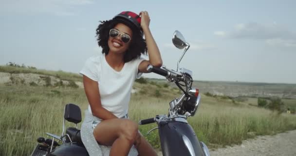 Kita semua suka tersenyum dan bersenang-senang di bawah terik matahari dengan sepeda motor . — Stok Video
