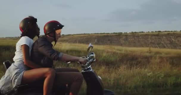 O casal amoroso está se soltando andando de bicicleta rápido para sentir a adrenalina do verão — Vídeo de Stock