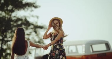 Çok fotojenik genç erkek doğa gülümseyen ve mutlu, sarılma ortasında birlikte, iyi vakit harcama retro şapka ve elbiseler giymiş.