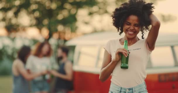 Fotogenica ragazza africana hanno un grande momento al picnic, primo piano guardando la fotocamera sorriso e divertirsi. 4k — Video Stock
