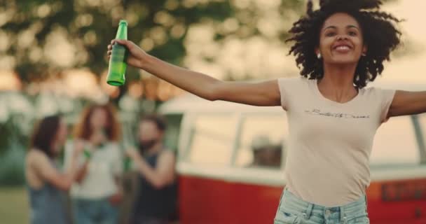 Sehr gut aussehende afrikanische Ladie bei der Picknick-Nahaufnahme, die in die Kamera springend und lächelnd blickt. 4k — Stockvideo