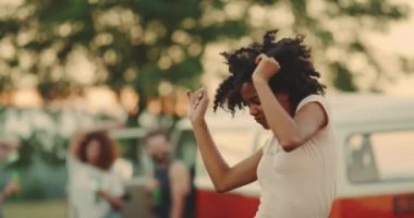 Piknik zaman güzel kamera önünde dans closeup Afrikalı kız arkadaş birlikte, iyi vakit geçirin. 4k. yavaş hareketleri