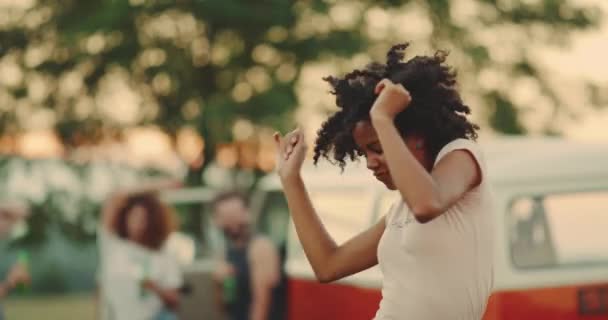 Друзья на пикнике отлично проводят время вместе, крупным планом африканская девушка танцует красиво перед камерой. 4k. медленные движения — стоковое видео