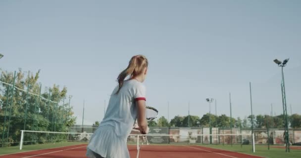 Plné court tennis hra dvou žena hraje profesionální na slunečný den. pomalé pohyby