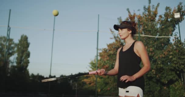 Εξοπλισμένο αρκετά θηλυκό Ετοιμαστείτε να αρχίζει το παιχνίδι τένις στο γήπεδο τένις. — Αρχείο Βίντεο