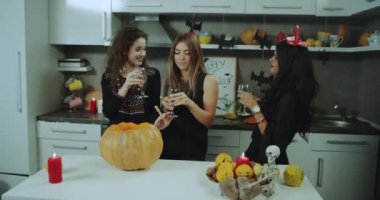 Mutlu ve elinde kadeh şarap dans Halloween gece genç kadınlara, birlikte güzel vakit harcama.