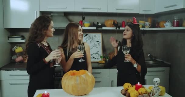 Dançando meninas na festa de Halloween, beber vinho, bom humor, senhoras mascaradas de boa aparência. 4k — Vídeo de Stock