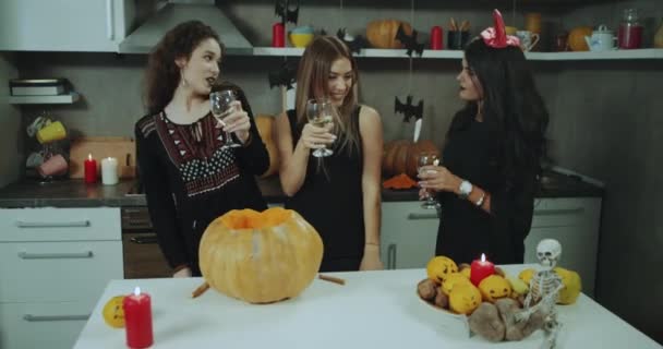 Perfect party Halloween pro mladé dámy prosakování skvěle, tanec a pití vína v noci na Halloween. — Stock video