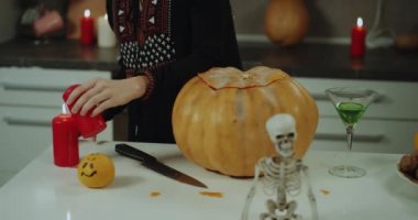 Nasıl bir kız Cadılar Bayramı partisi, o mum ateşi kendine tıkmak için evi dekore closeup ayrıntıları. 4k