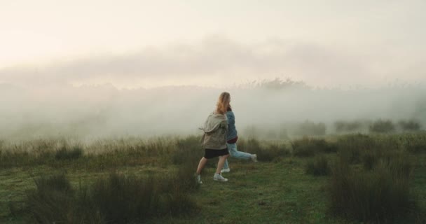 两个年轻女孩互相旋转, 享受对方公司慢动作 — 图库视频影像