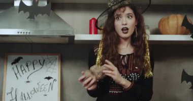 Halloween ev parti güzel bir cadı Görünüşe göre bir kalp ile inanılmaz bir patates ile oynamak.