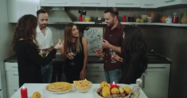Cadılar Bayramı gecesi eğlence zamanı parti konuk var eğlenceli bir kadeh şarap içmek ve muhabbet.